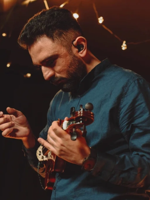 Eduardo playing a solo concert