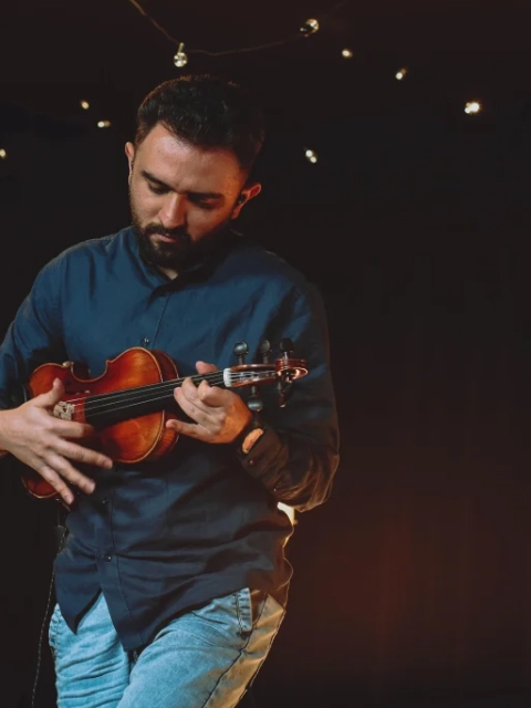 Eduardo playing a solo concert