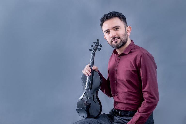 Eduardo Bortolotti sitting with Mezzo-forte violin
